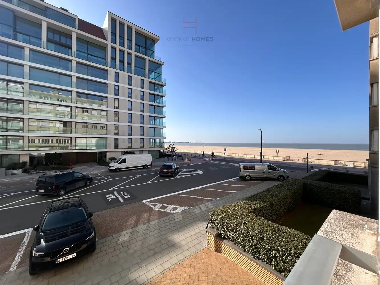 Volledig gerenoveerd twee slaapkamer appartement met zijdelings zeezicht foto 5