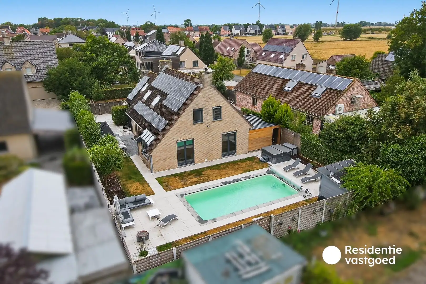 Rustig gelegen villa met verwarmd zwembad en ruime tuin foto {{pictureIndex}}