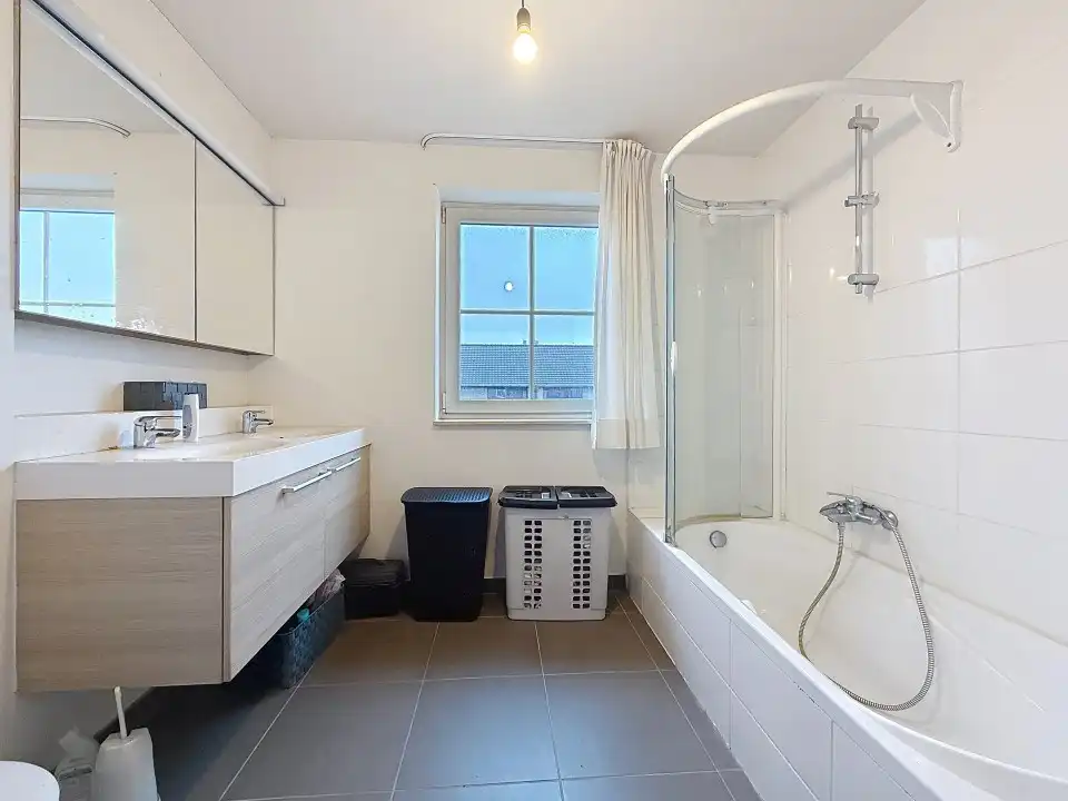 Half-open woning met 4 slaapkamers, tuin en garage in centrum van Zarren foto 6