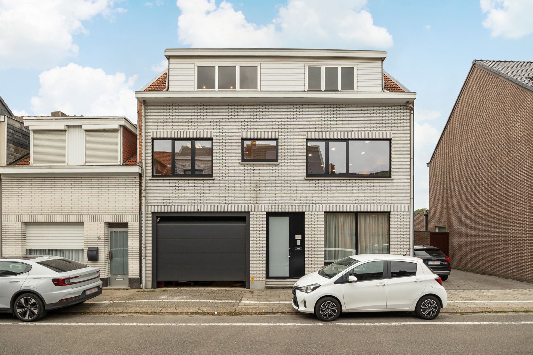 Kantoorgebouw met atelier op voll. bebouwd perceel van 528m² foto {{pictureIndex}}