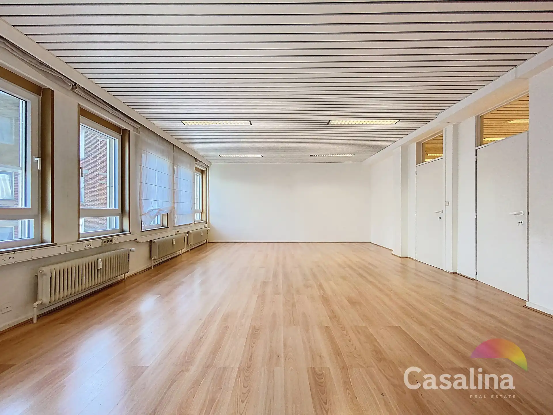 Ruime kantoorruimtes van 564 m², ideaal gelegen met parkings foto 2