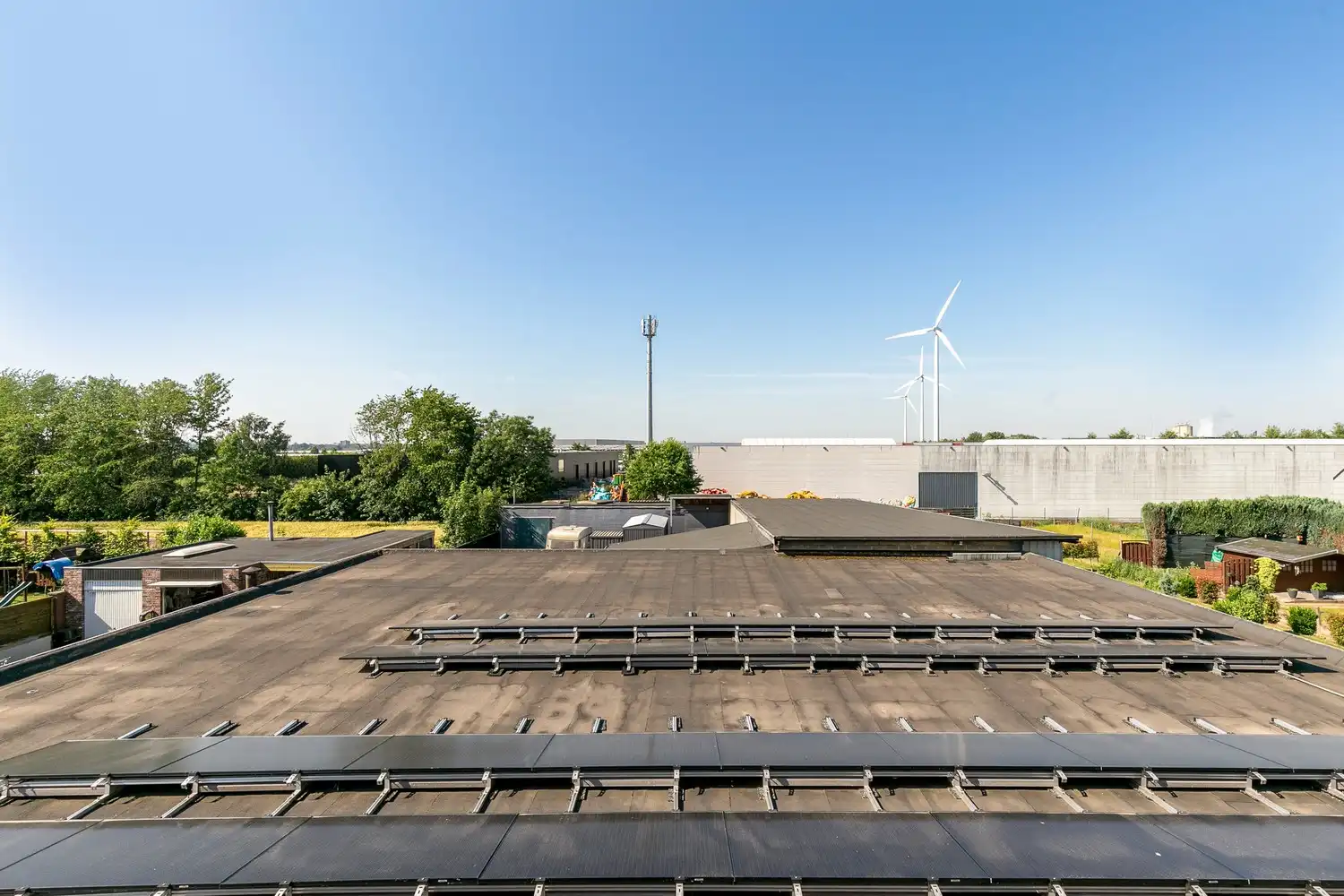 Handelsruimte met luxe duplex-appartement en verhuurde loodsen op het industrieterrein in Lanaken foto 20