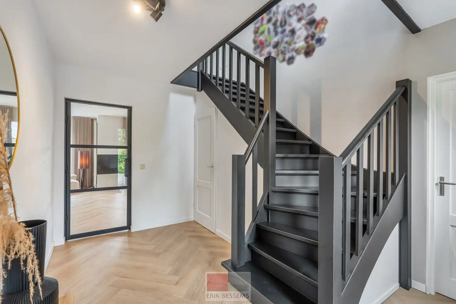 Instapklare gezellige vrijstaande woning met een woonopp. van circa 185 m2 op een perceel van 17a53ca foto 4