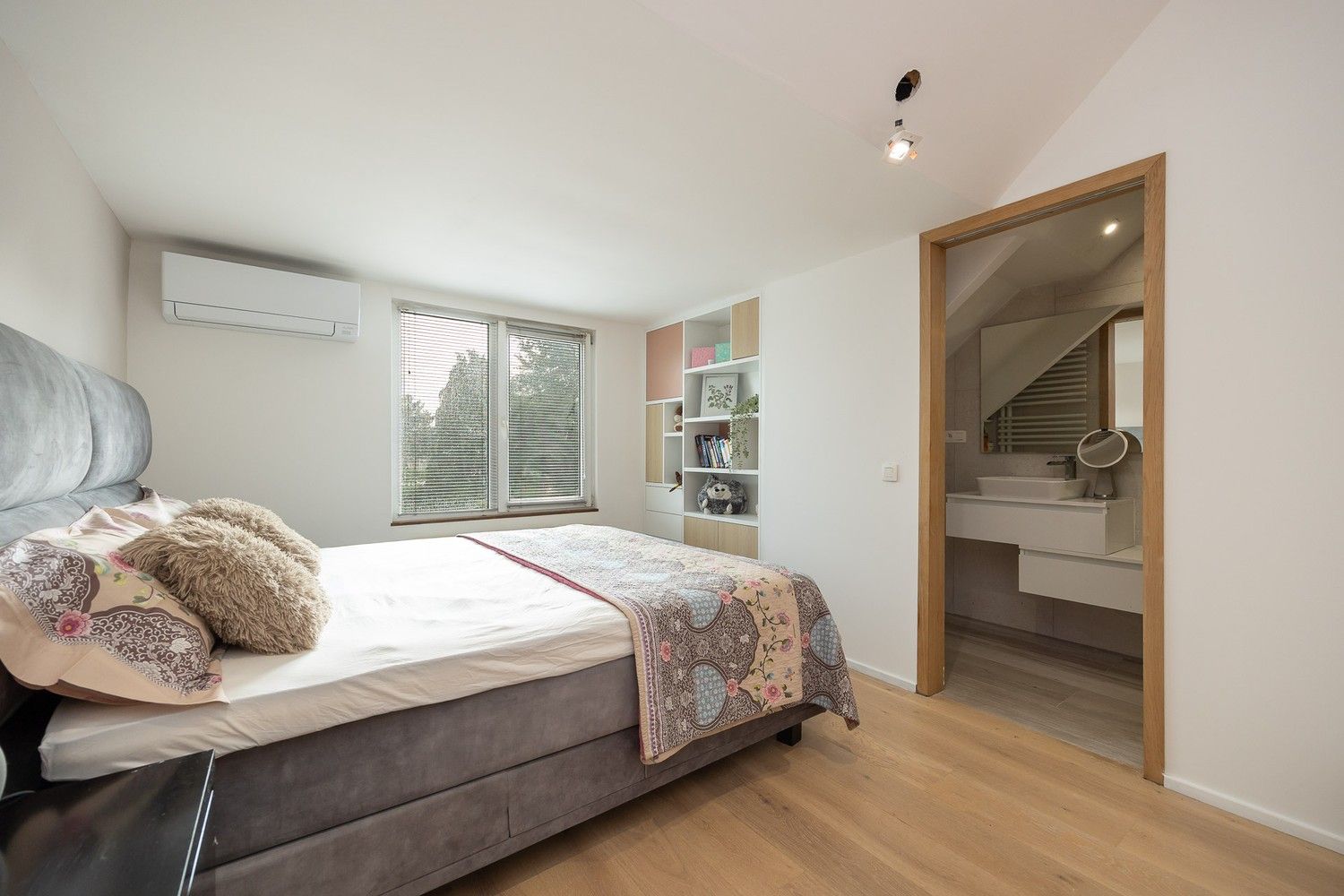Stijlvol gerenoveerde woning in het hart van ’s-Gravenwezel foto 17