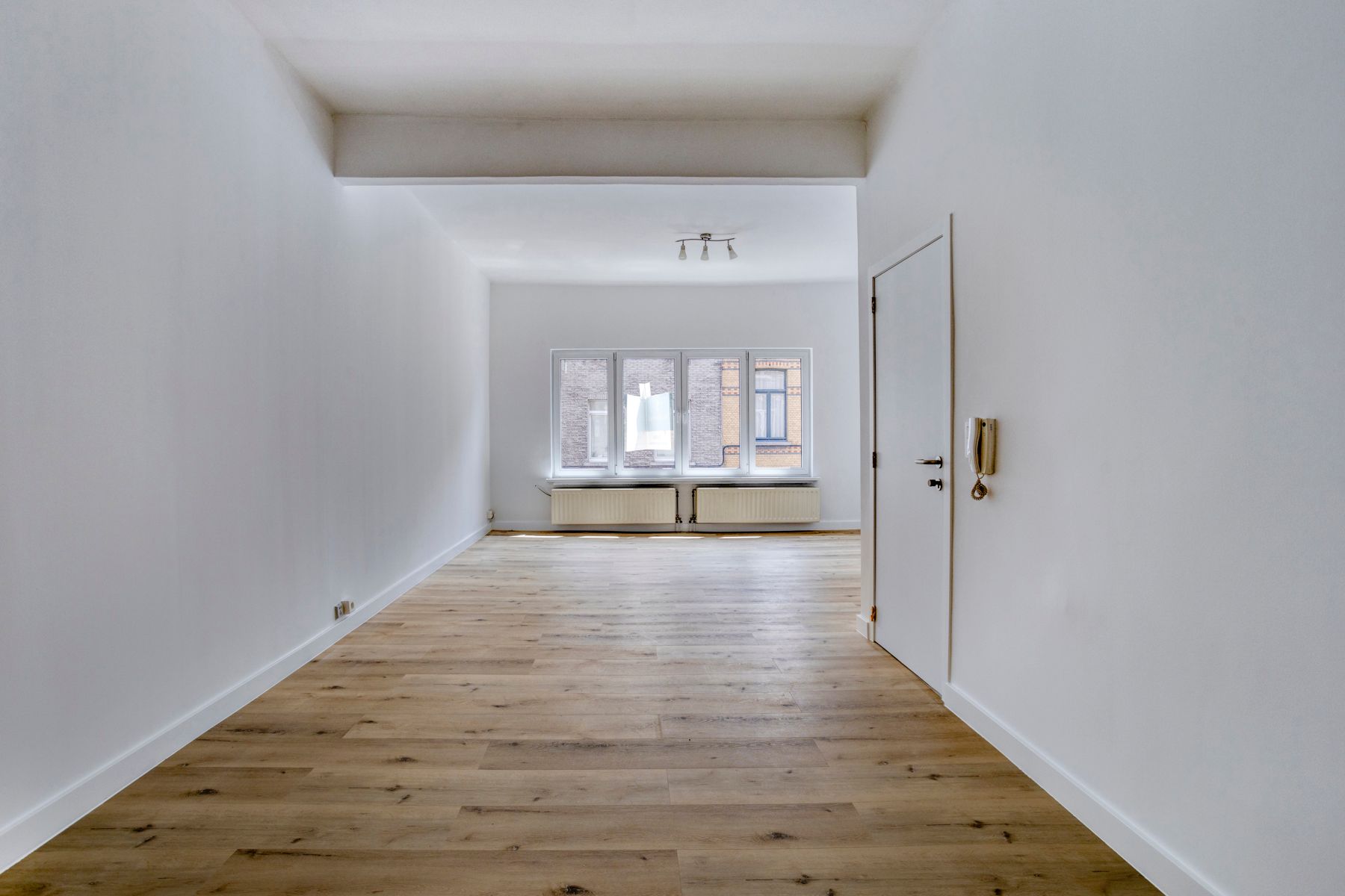 Totaal gerenoveerd, instapklaar appartement foto 3