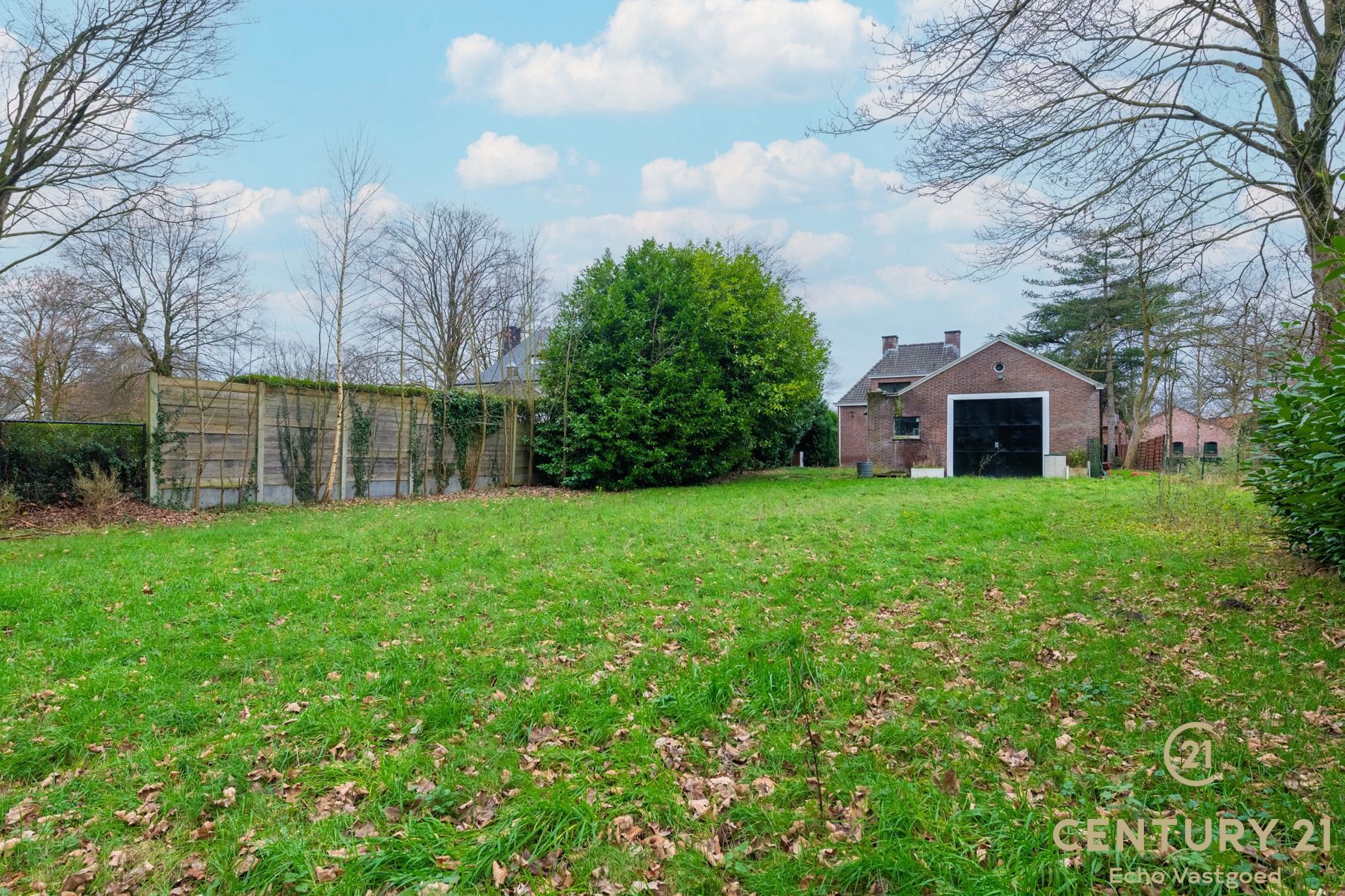 Charmante en gezellige gezinswoning met grote garage en tuin foto 3