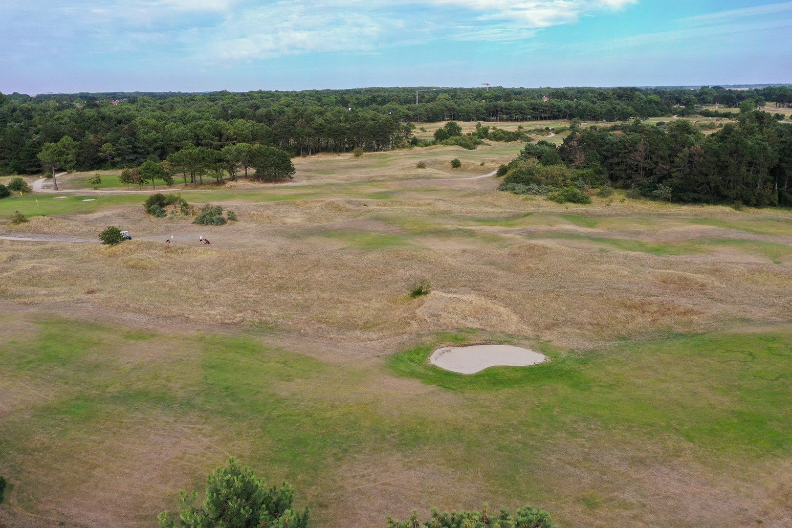 Te renoveren charmante koppelvilla gelegen in een paadje met panoramisch open zicht op de Royal Zoute Golf. foto 3