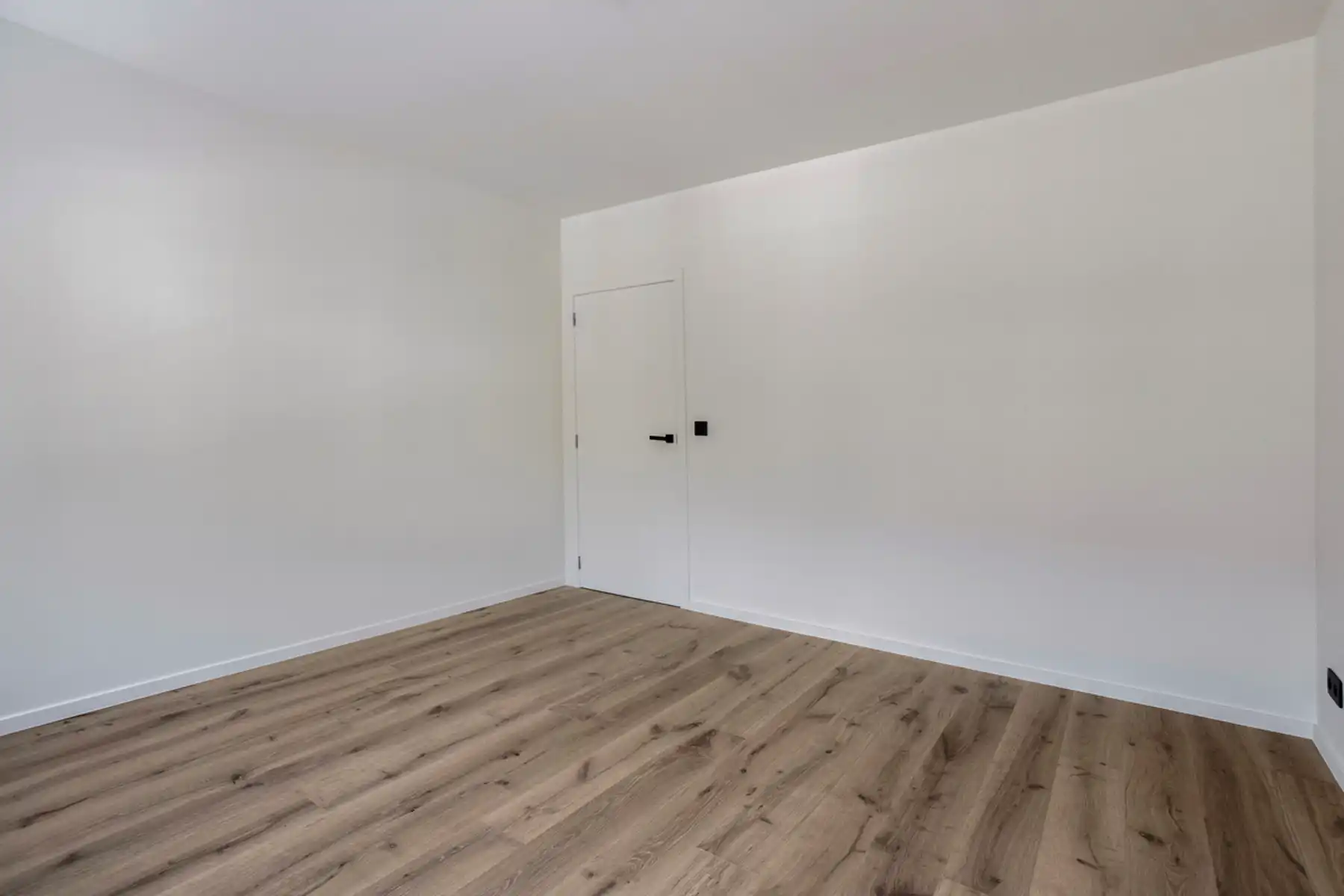 Volledig gerenoveerde gezinswoning met tuin en garage foto 15