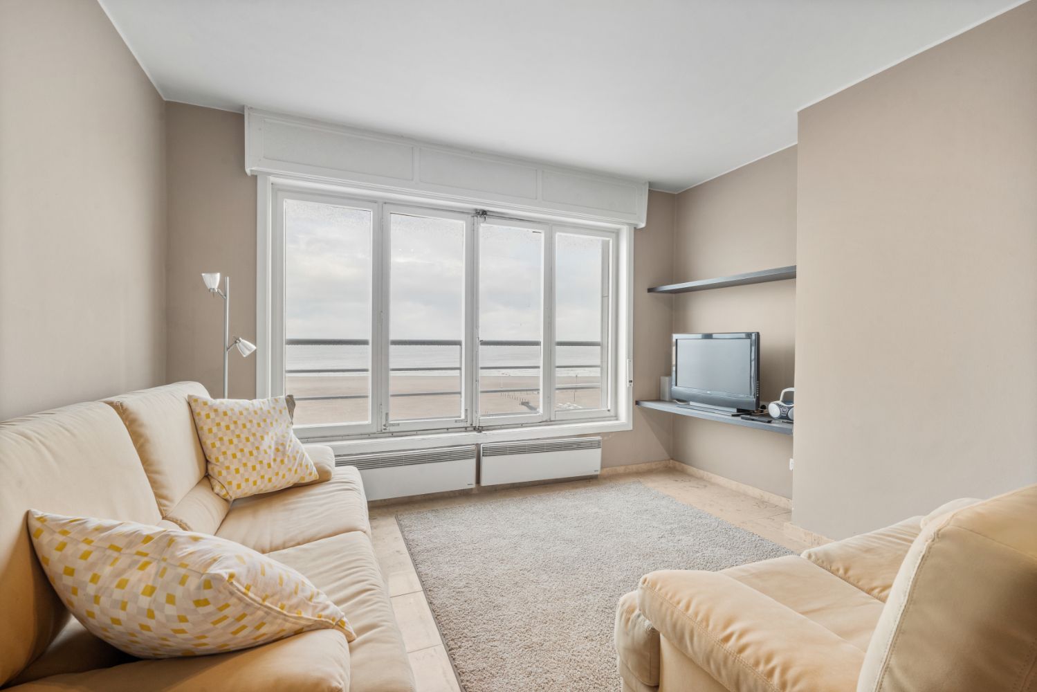 Hoofdfoto van de publicatie: Op te frissen twee slaapkamer appartement met frontaal zeezicht.