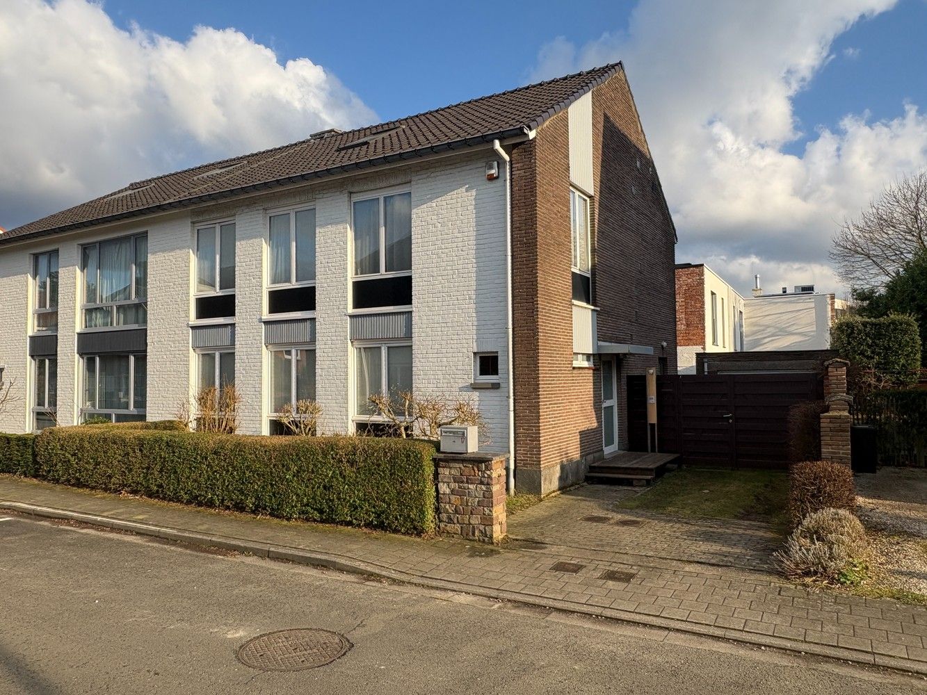 Eigentijdse gezinswoning met vier slaapkamers, garage en tuin. foto 24