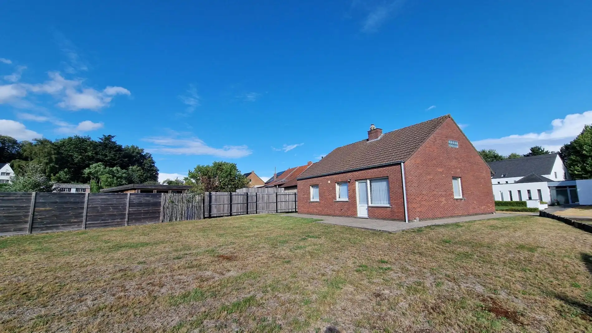 Open bebouwing met ruime tuin en garage foto 11