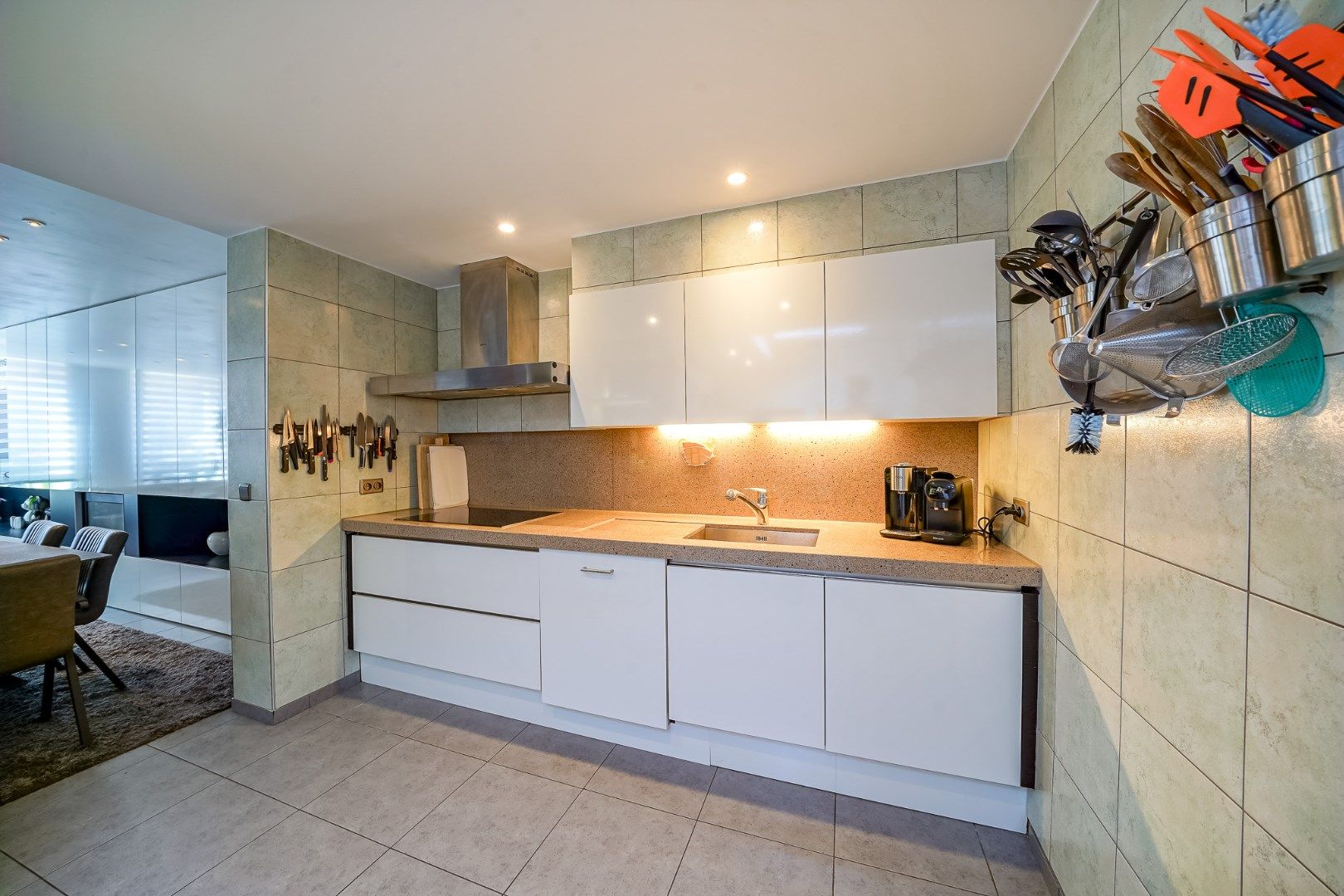 Volledig gerenoveerde woning met 3 slaapkamers, 2 badkamers en ruim dakterras foto 5