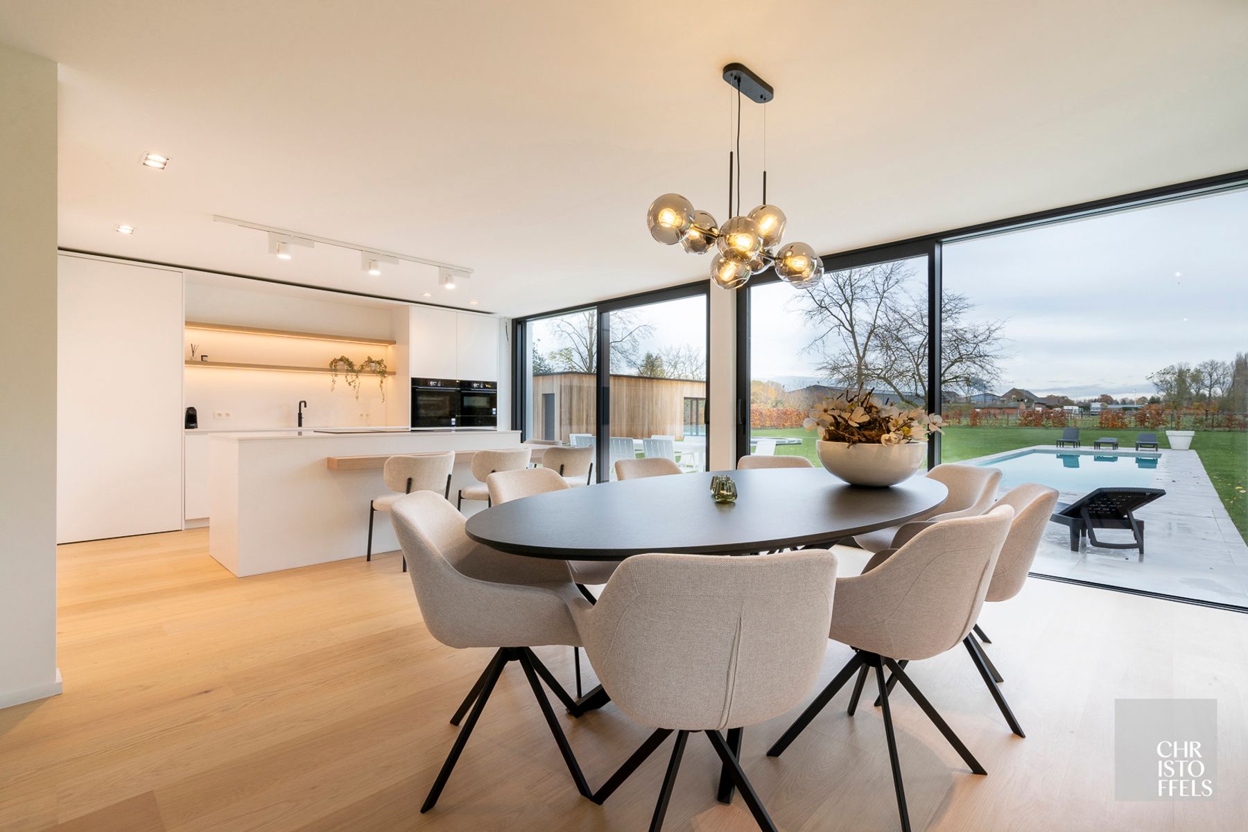High-end gerenoveerde eigentijdse villa op een perceel van 4.379m² te Hasselt! foto 8