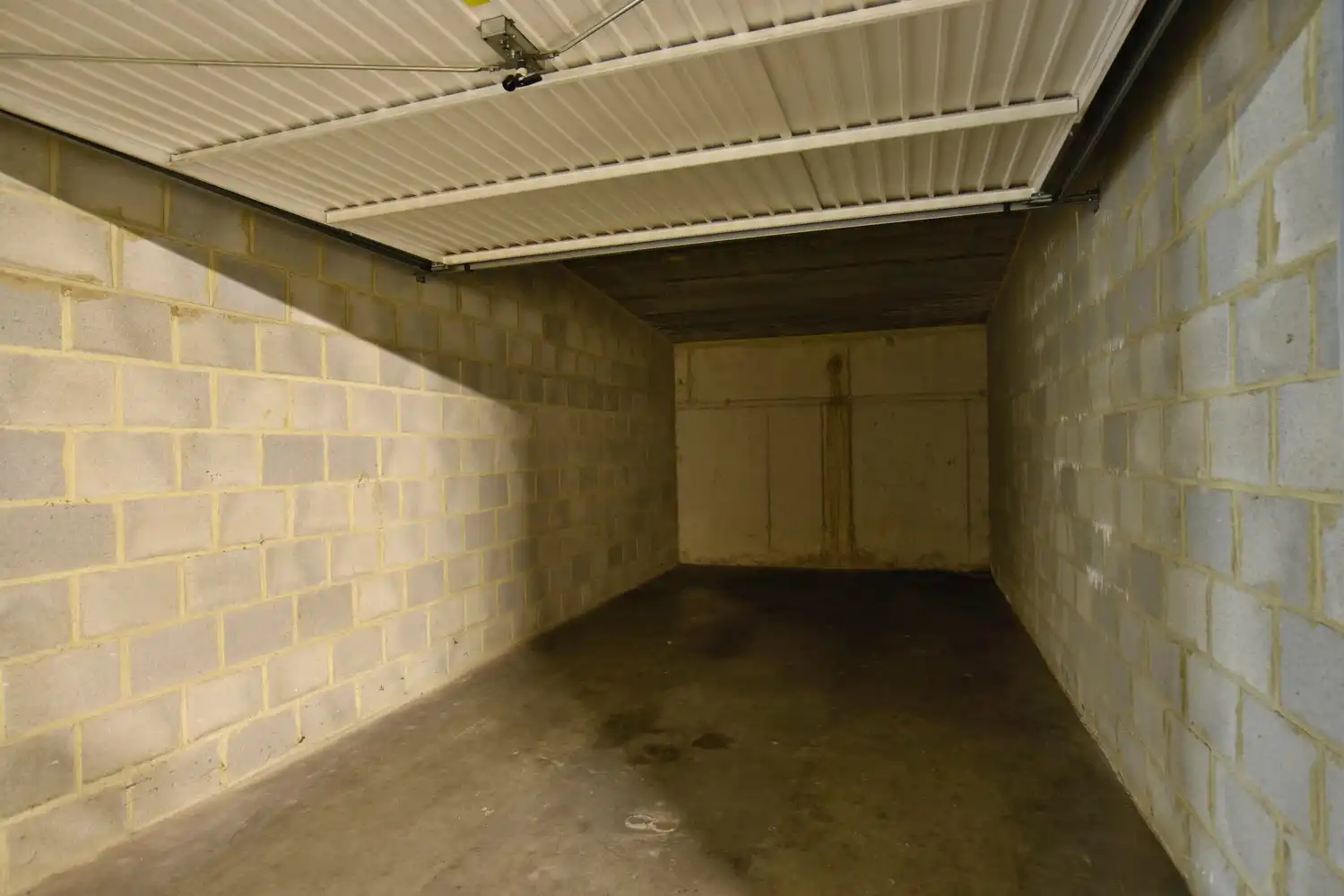 Ruime, afsluitbare garage, gelegen op slechts 100 m wandelafstand van de kleine ring in Hasselt foto 3