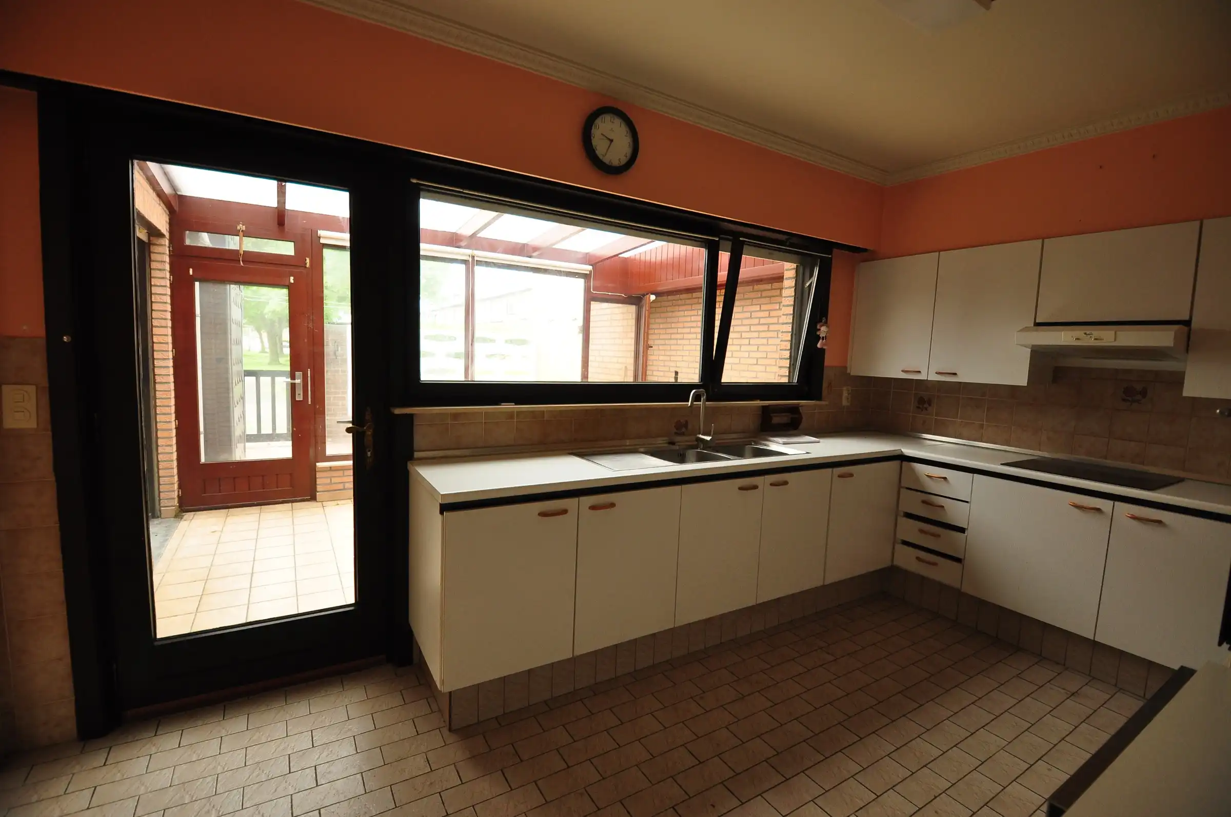 Bungalow met grote garage en twee slaapkamers foto 8
