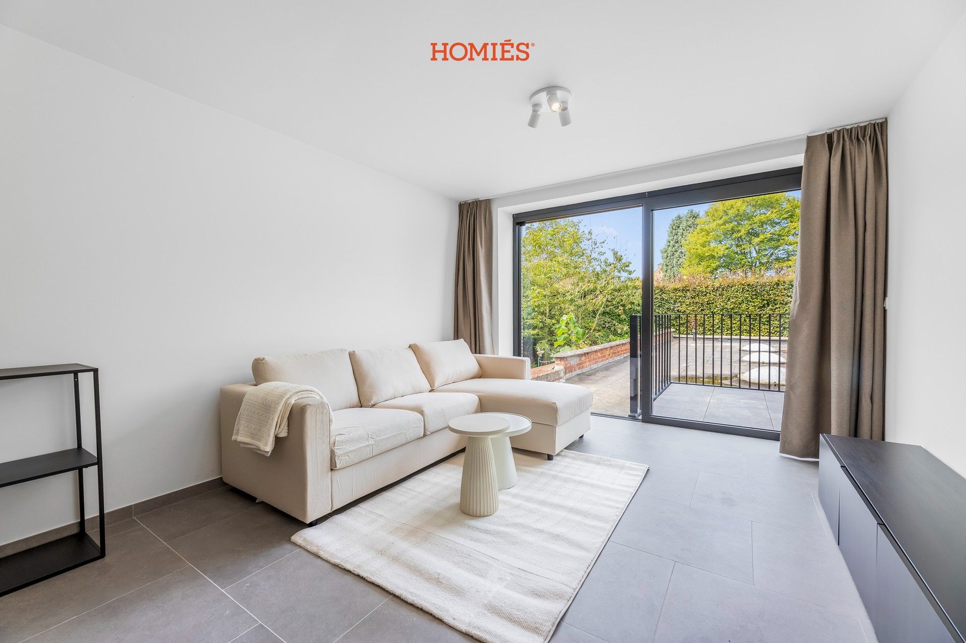 gemeubeld één-slaapkamer appartement met terras foto 3