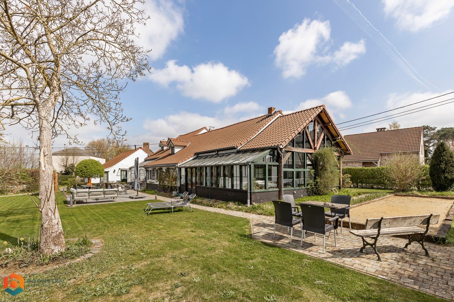 Recent gerenoveerde hoeve met 4 (à 5) slpkrs foto {{pictureIndex}}