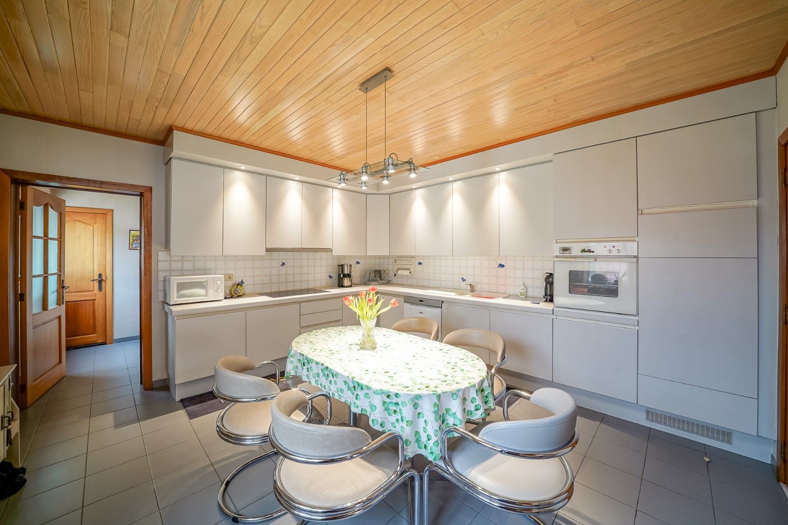 TE KOOP  instapklare woning met grote zonnige tuin en garage/loods. foto 9