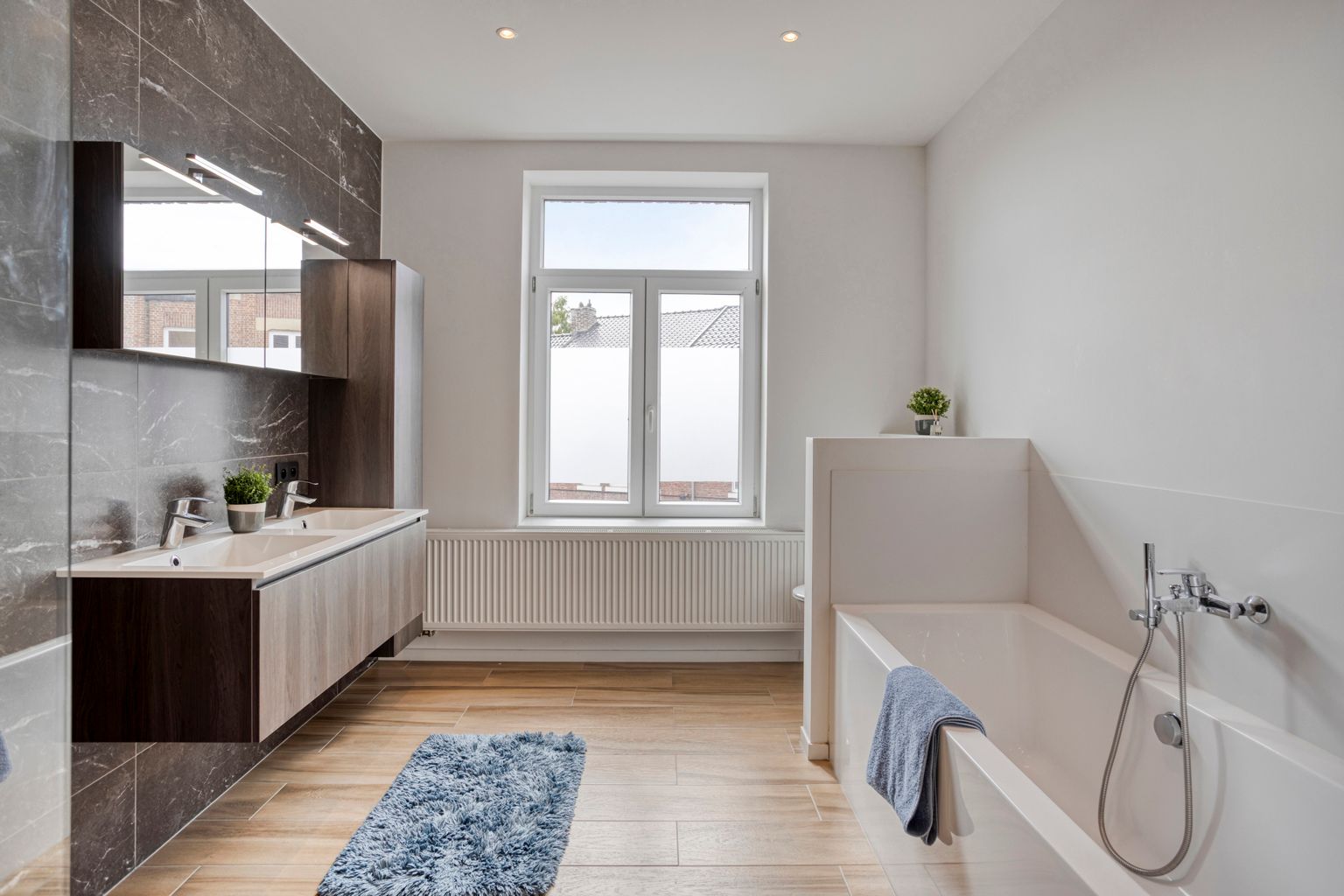 MOOI GERENOVEERDE WONING MET DAKTERRAS EN DUBBEL GARAGE foto 16
