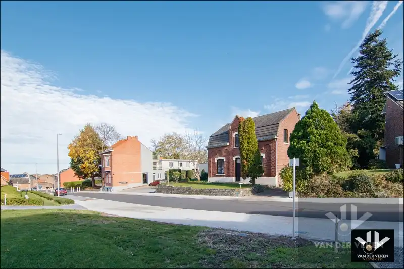 Karaktervolle, te renoveren woning op een perceel van ruim 12 aren. Ideaal gelegen nabij het centrum van Tongeren! foto 4