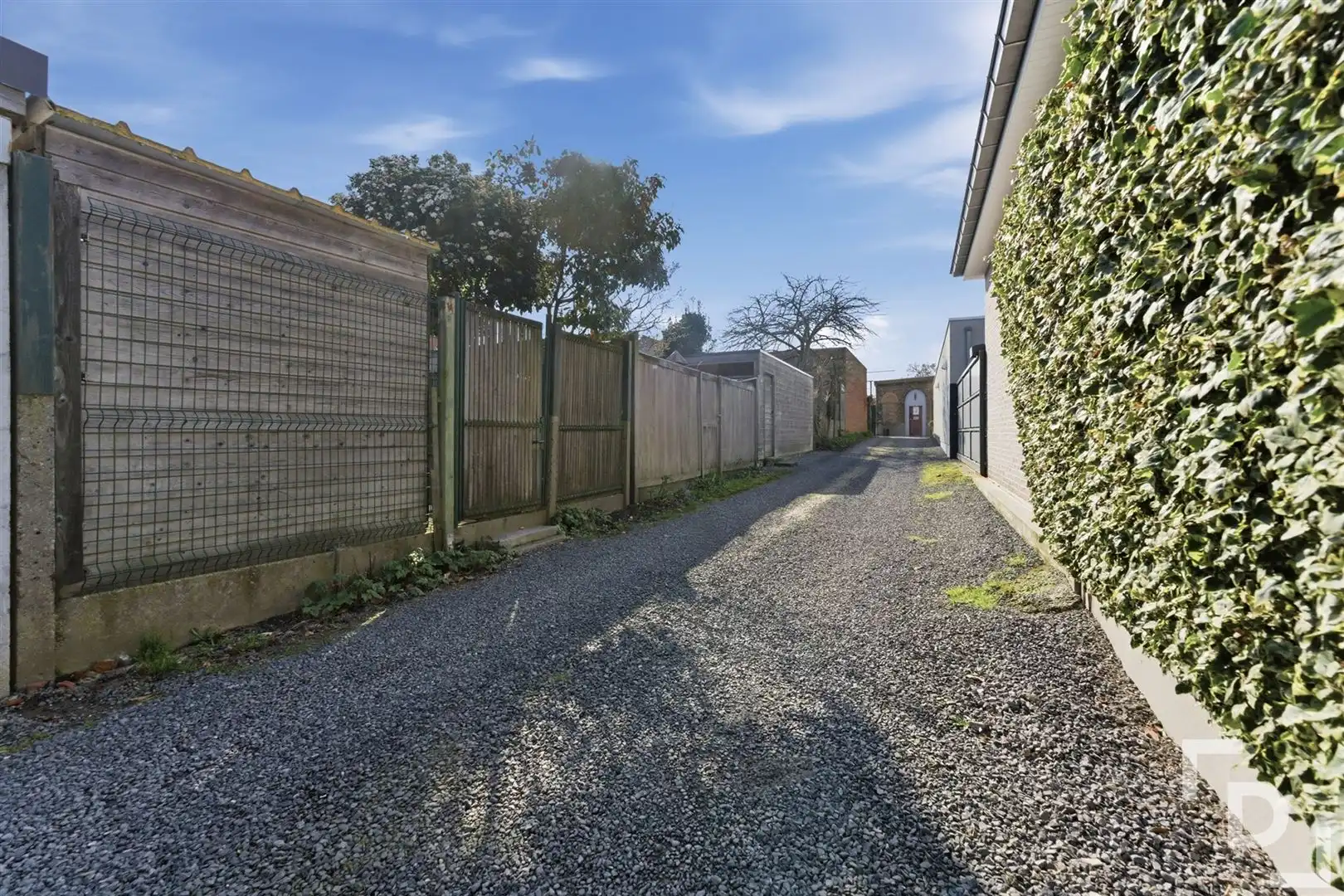 Ruime en energetische woning met uitweg en lostaande garage te koop in centrum Ieper. foto 19