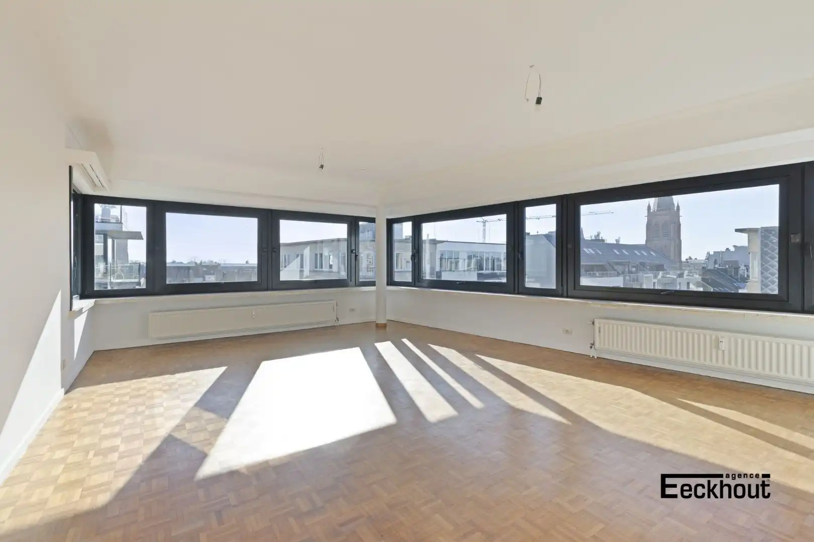 Instapklaar en ruim (128 m²) appartement met 3 slaapkamers en zonnig terrasje! foto 2