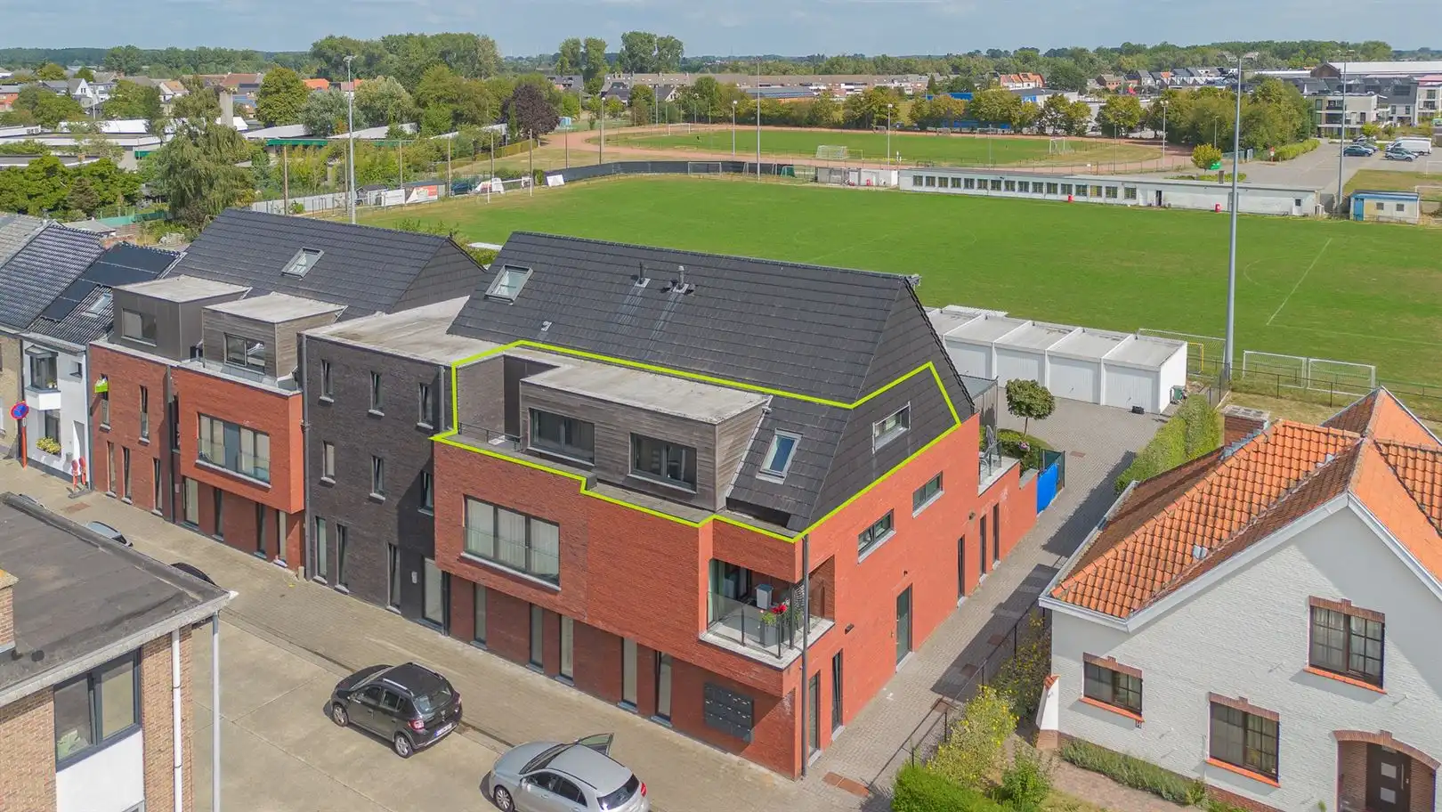 Nieuwbouw dakappartement met garage en tuinberging te Baasrode foto {{pictureIndex}}