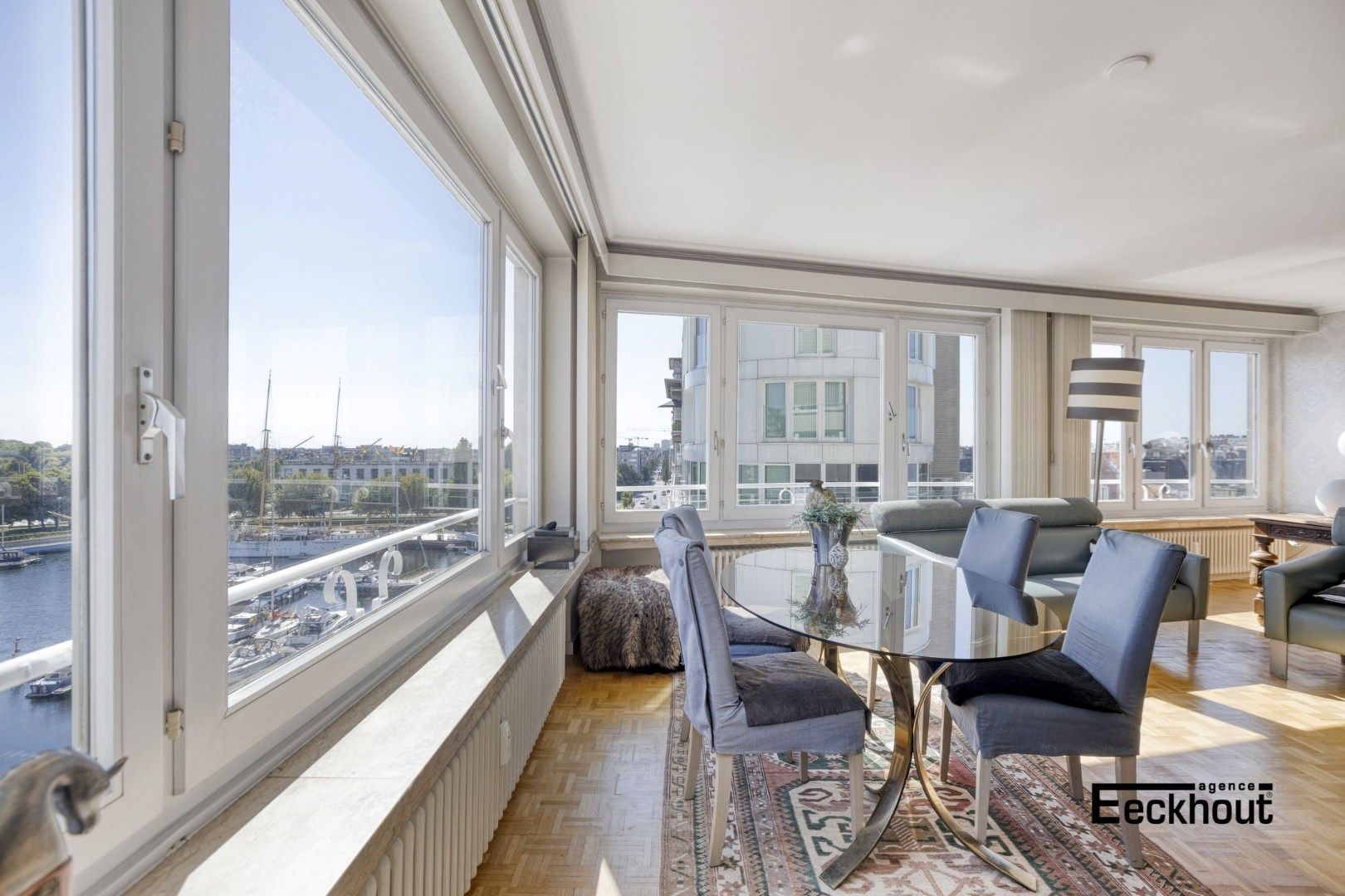 Uiterst ruim (154 m²) hoekappartement met frontaal zicht op de jachthaven te Oostende! foto 4