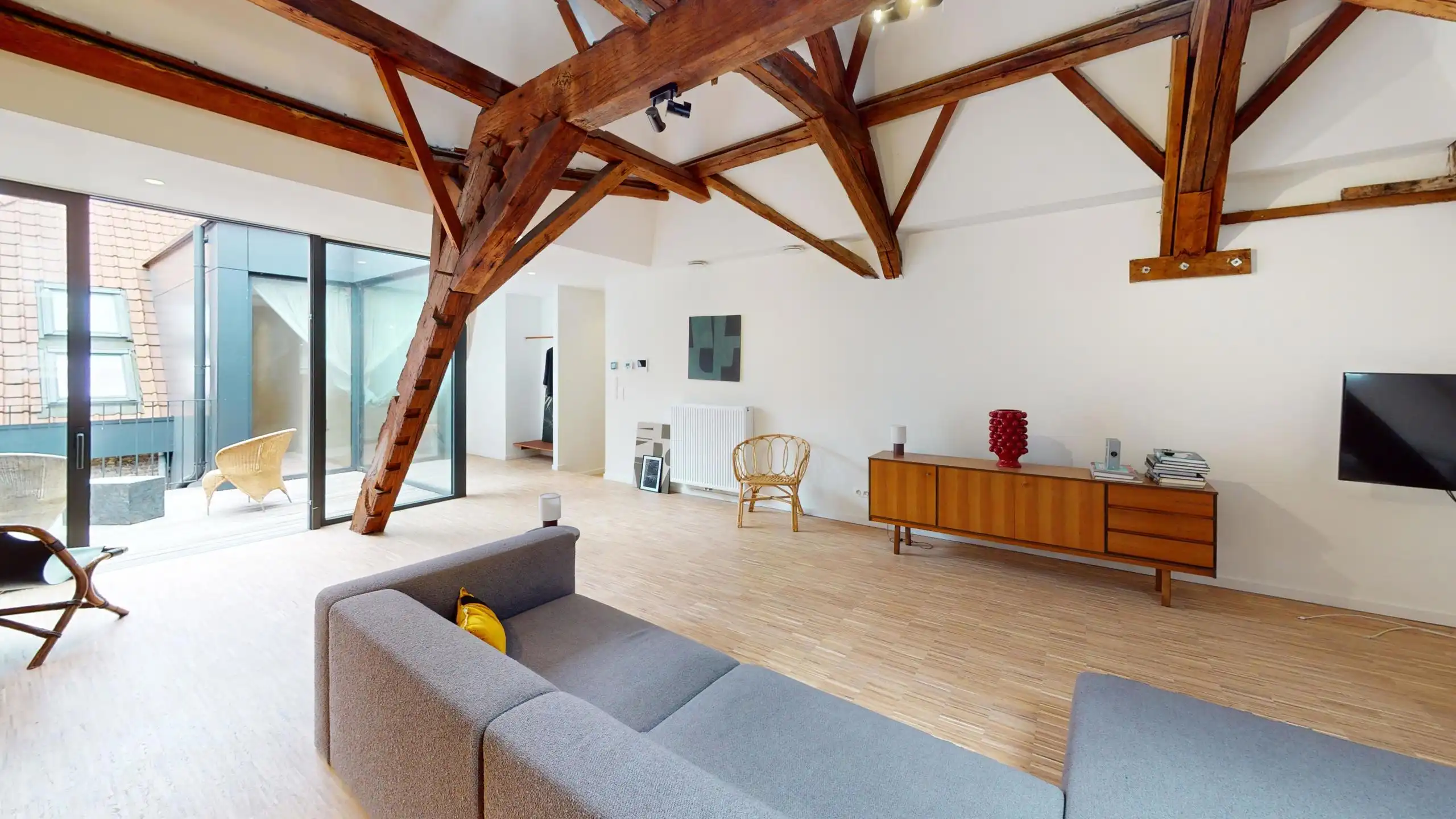 ANTWERPEN CENTRUM - Gemeubeld app. met vier slaapkamers foto {{pictureIndex}}