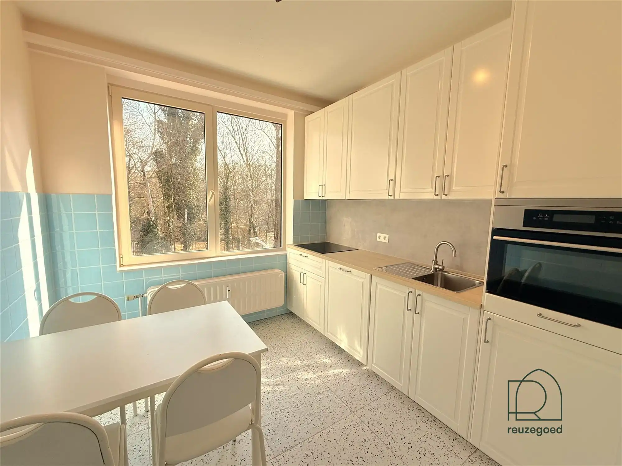 Ruim, gerenoveerd en lichtrijk 2-slaapkamer appartement met garagebox vlakbij Fort 5 in Edegem foto 5