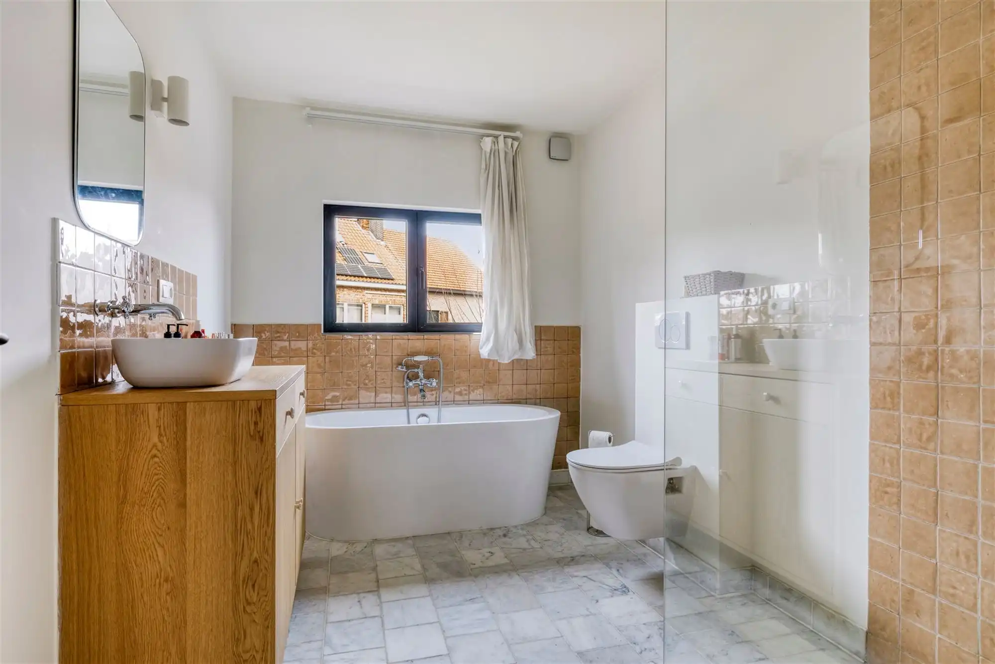 Karaktervolle halfopen bebouwing in rustige woonwijk foto 24