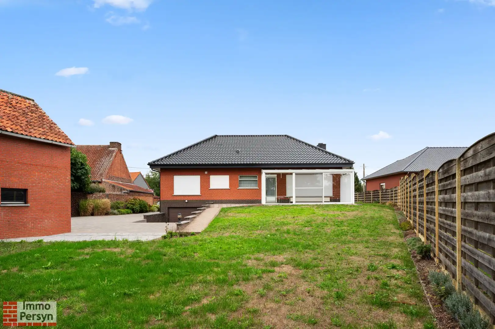 Vrijstaande bungalow met bijgebouw op een riant perceel foto 39