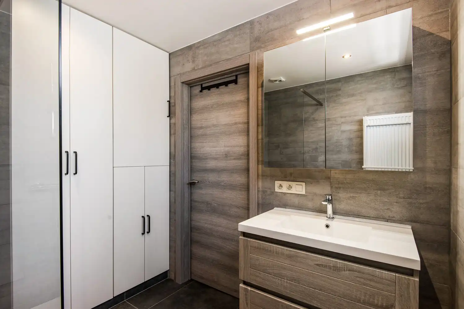 Grotendeels gerenoveerde woning op leuke locatie in Broechem! foto 8