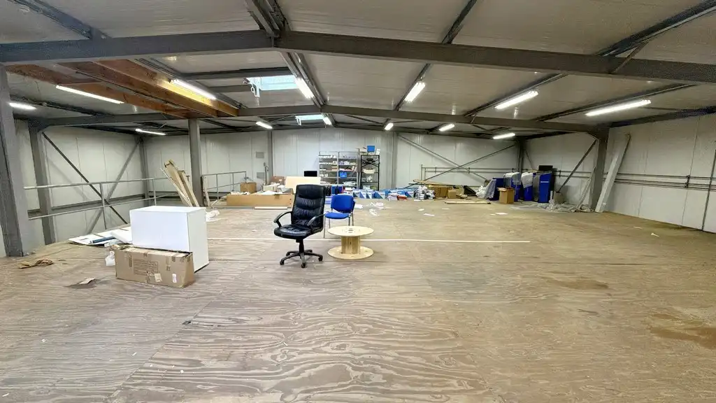 Bedrijfsgebouw met laadkades te huur nabij E313 in Olen foto 7