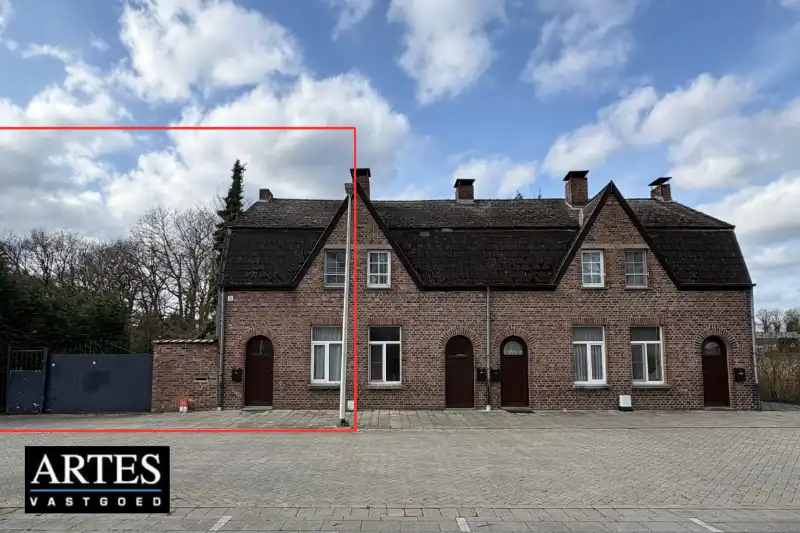 Te renoveren pand met veel potentieel, gelegen op een gunstige locatie. foto {{pictureIndex}}