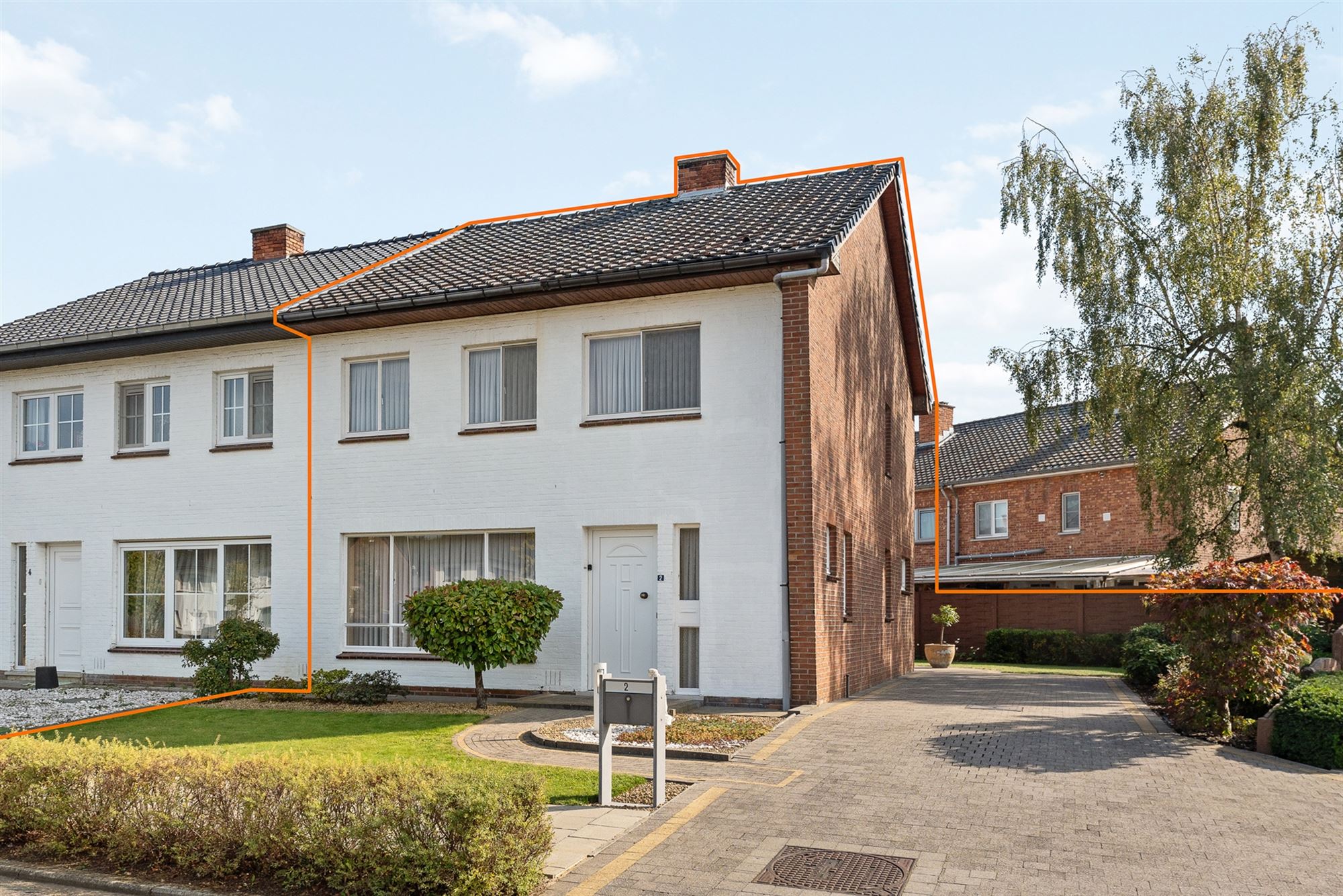Hoofdfoto van de publicatie: GOED ONDERHOUDEN WONING MET 3 SLAAPKAMERS OP EEN ZONNING GEORIËNTEERD PERCEEL TE PAAL
