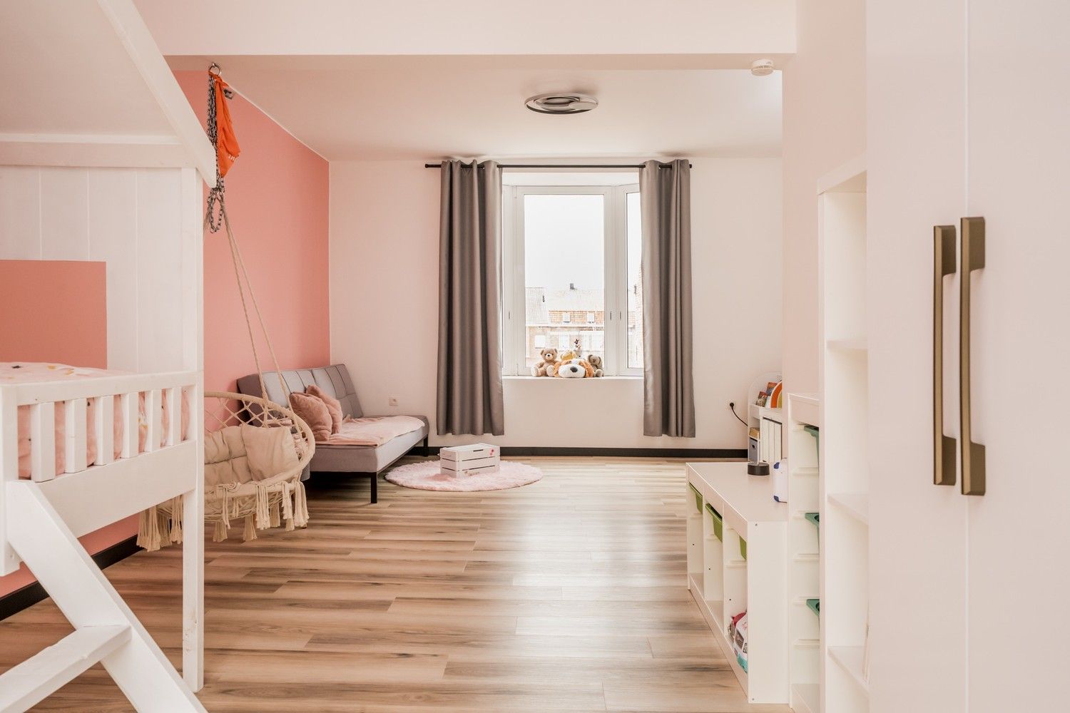 Ruime gerenoveerde woning met 4 slaapkamers en prachtige tuin foto 17