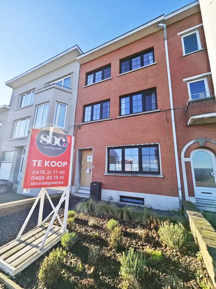 volledig gerenoveerde stadswoning met 4 slpks foto {{pictureIndex}}