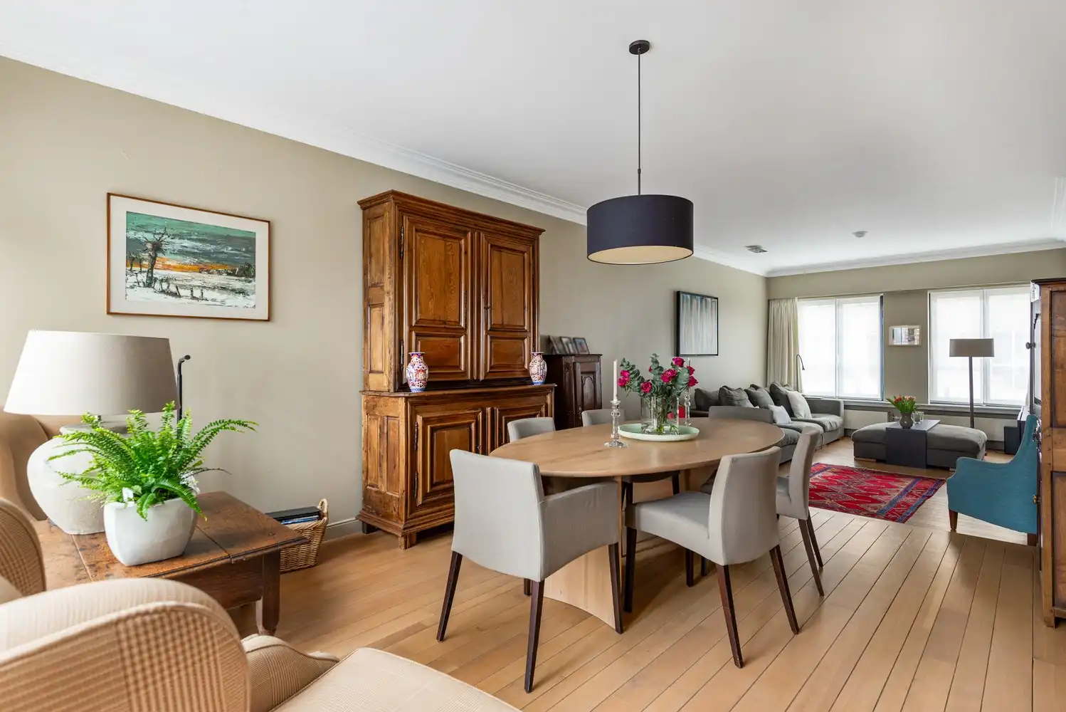 Verzorgde instapklare woning met 4 slaapkamers en ruime garage. foto 2