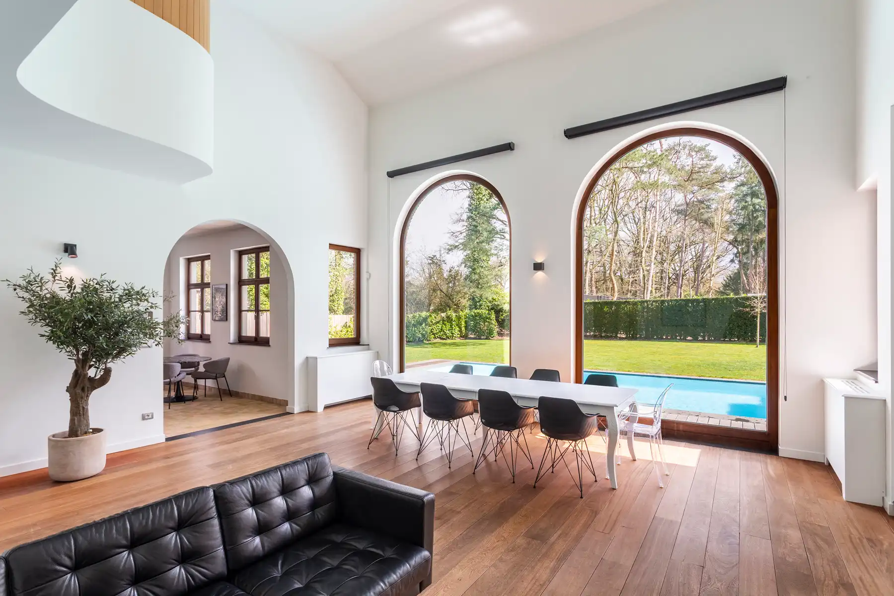 Instapklare villa met zwembad door groen omgeven foto 3