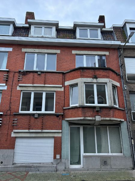 Ruime woning dichtbij het centrum thans ingedeeld in 3 appartementen. foto {{pictureIndex}}