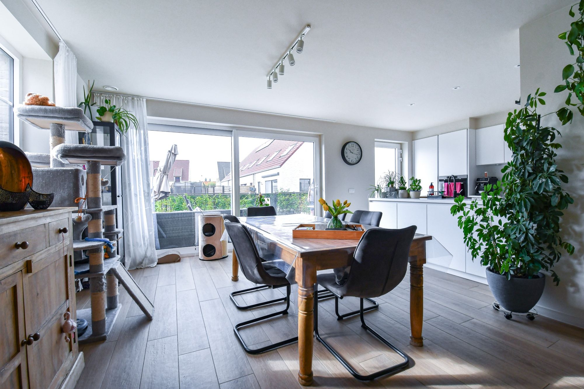 RUSTIG GELEGEN, RUIME woning met zongerichte tuin en garage foto 3