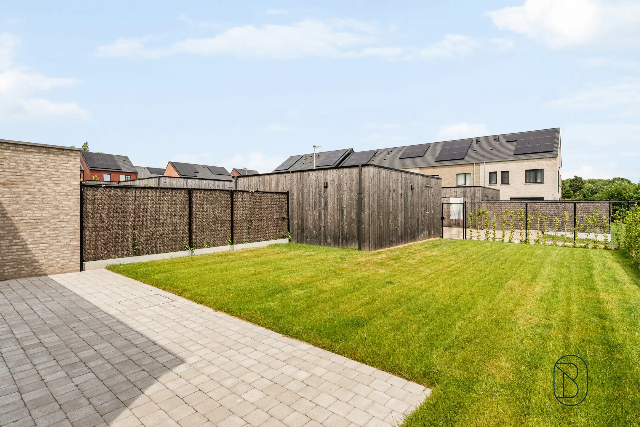 Recente halfopen bebouwing met 4 slaapkamers, tuin en garage foto 6