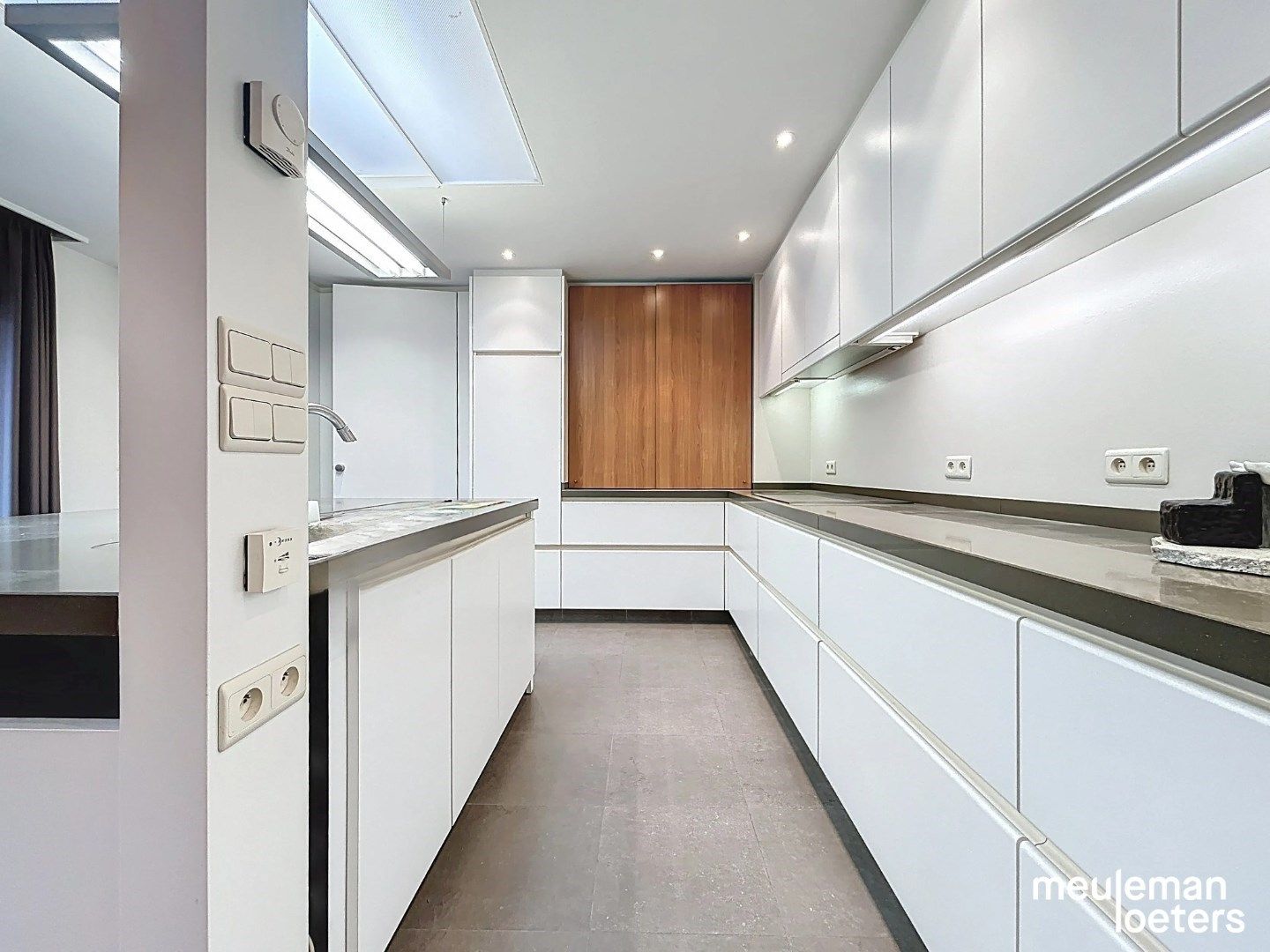 Ruime rijwoning nabij het commercieel centrum van Roeselare foto {{pictureIndex}}