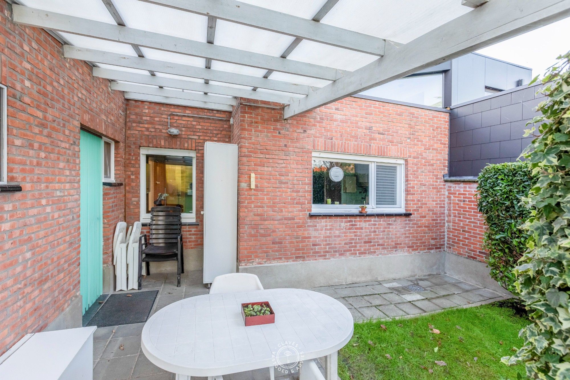 Welgelegen halfopen bebouwing met garage en tuin foto 9