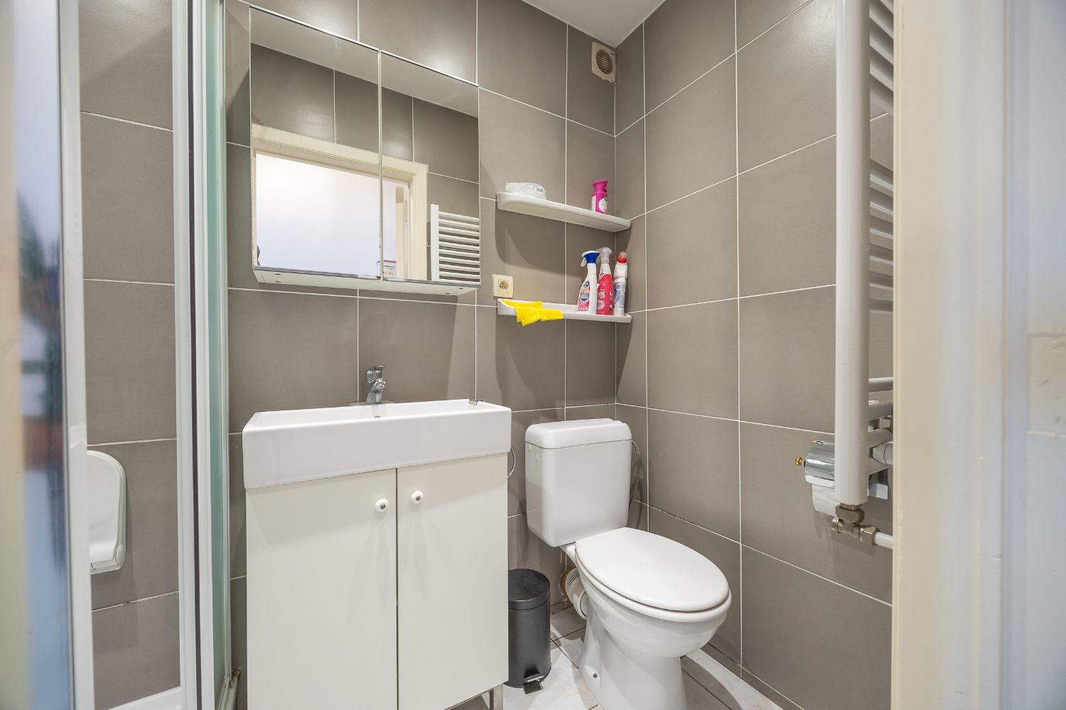 Knusse studio met zijdelings zeezicht in goede staat! foto 14