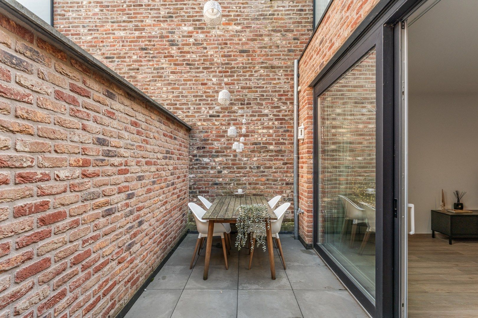 Recent, hoogwaardig afgewerkt gelijkvloers appartement, met terras en inpandige garage, in het centrum van Maaseik!  foto 25