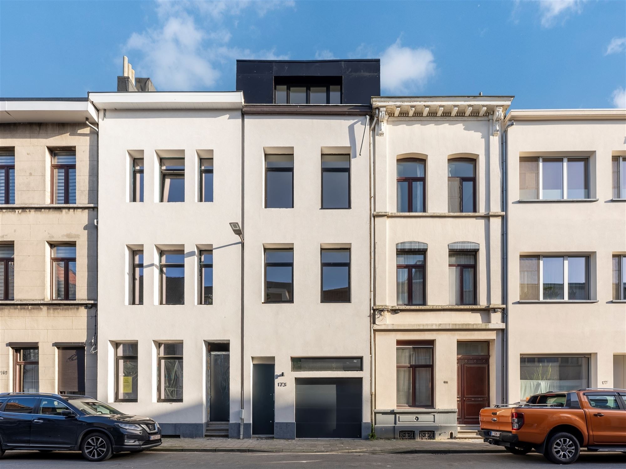 Gerenoveerde woning met stadstuin en garage foto {{pictureIndex}}