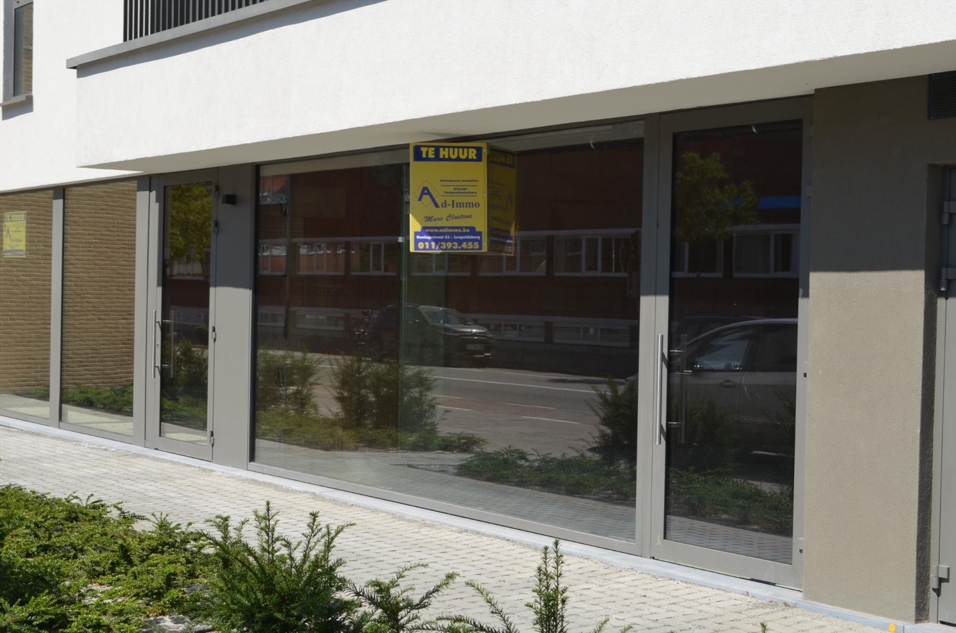 Nieuwbouw handels- of kantoorruimte van +/-222 m² op 50 meter van het centrum. foto {{pictureIndex}}