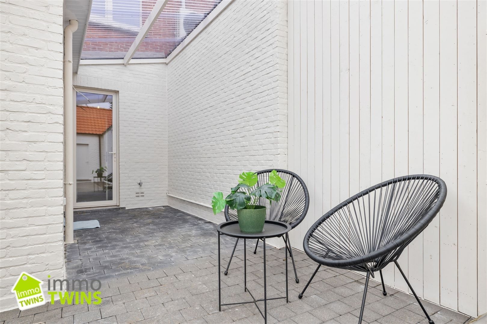 Volledig gerenoveerde halfopen woning met garage in het hart van Kemzeke foto 18